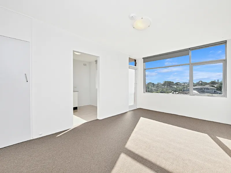 Top Floor Sun Filled Apartment With Carport