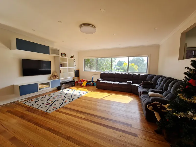 Beautiful Parkside House, timber floor, with furniture, good view