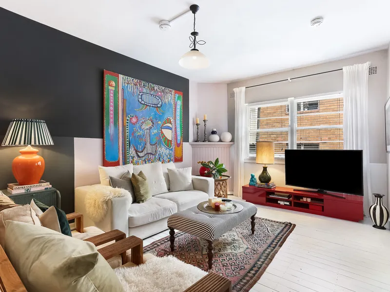 Boutique Art Deco Apartment With Lock-Up Garage