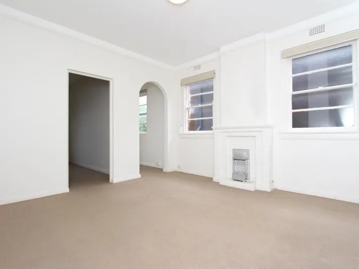 RENOVATED TWO BEDROOM W/ SUNROOM APARTMENT IN BONDI