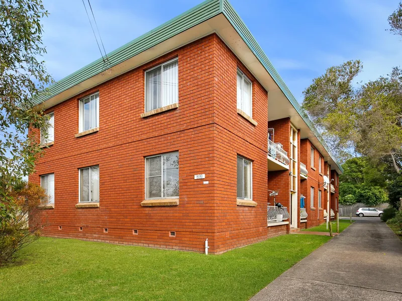 BRIGHT, SUN FILLED ONE BEDROOM UNIT