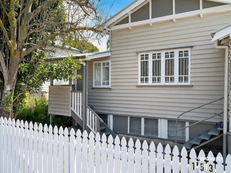 FULLY RENOVATED 3 BED UNIT CLOSE TO CITY