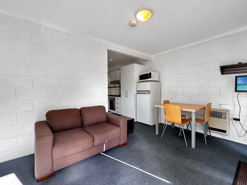 LOW MAINTENANCE UNIT IN CENTRE OF TOWN FOR WINTER LEASE