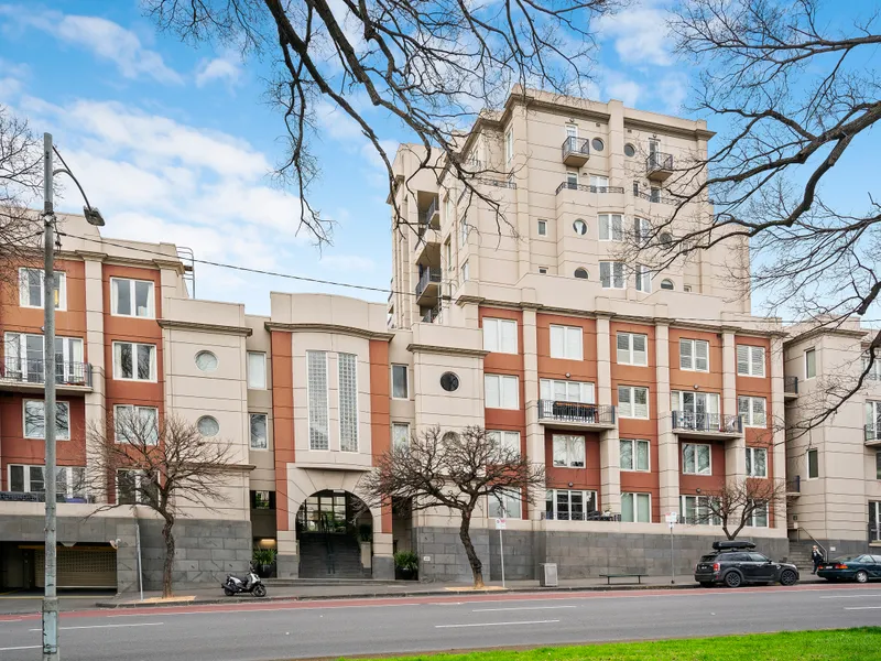 3 BEDROOMS AND CITY SKYLINE VIEWS !