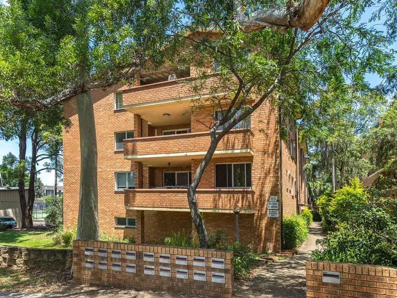 Home in the treetops, a walk to trains and beach