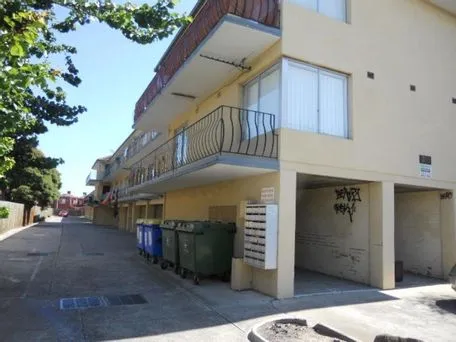 WALK TO BARKLY VILLAGE AND CENTRAL WEST SHOPS