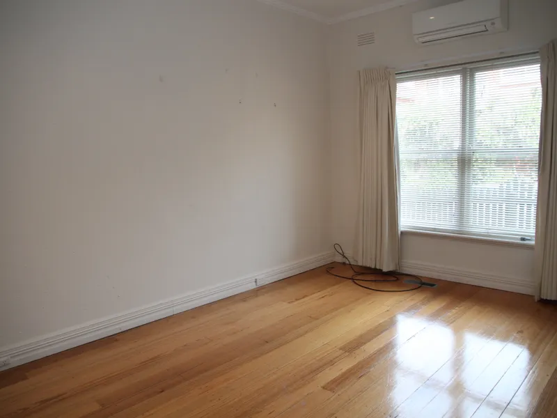 TREE LINED OUTLOOK IN CAULFIELD NORTH