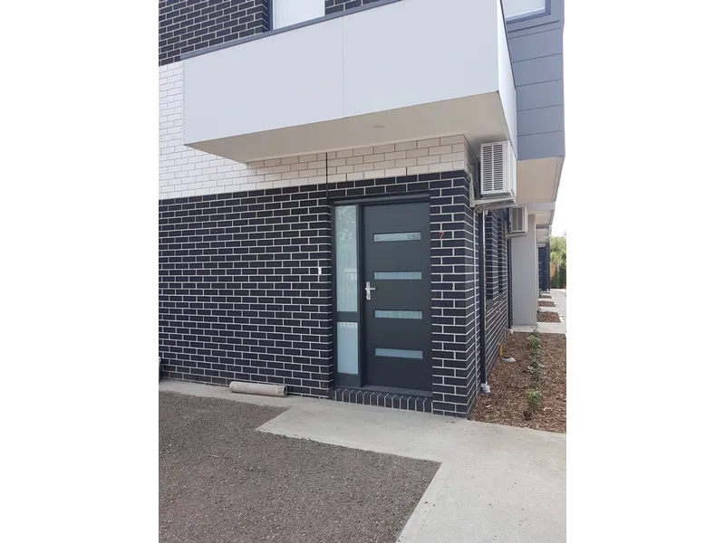 FANTASTIC UNIT IN THE HEART OF GLENROY