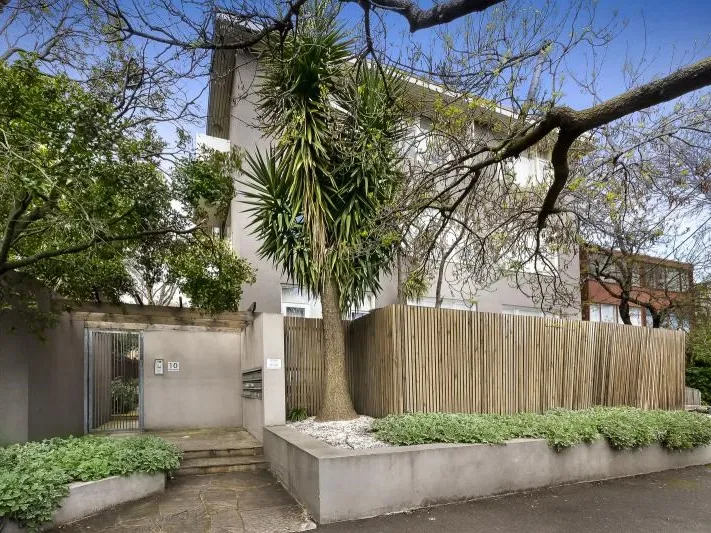 Dual Courtyard Ground Floor Delight.