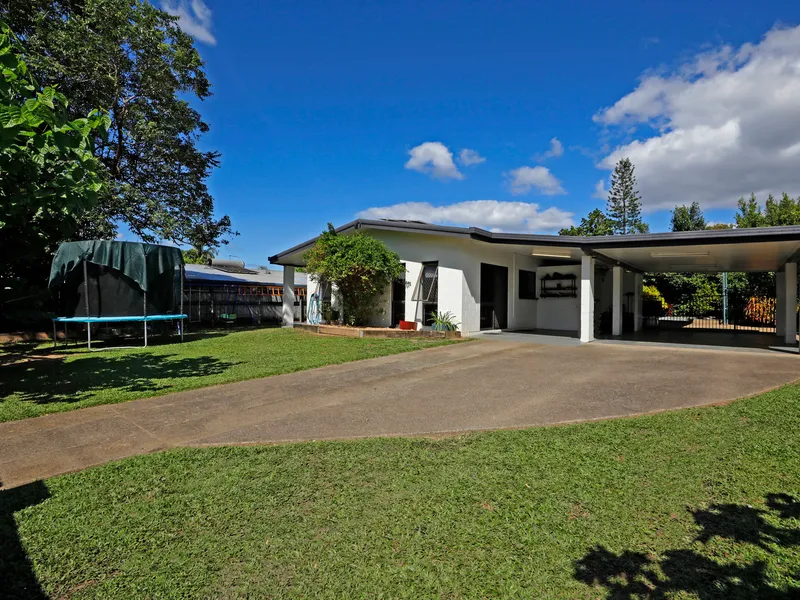 Neat and Tidy - 3 Bedroom - Inground Pool - 600m2