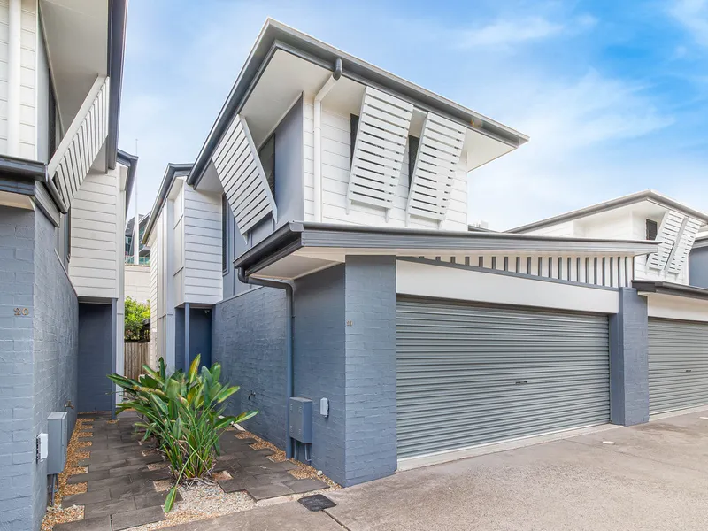 5 minutes to Gasworks, Emporium and James Street lifestyle precinct