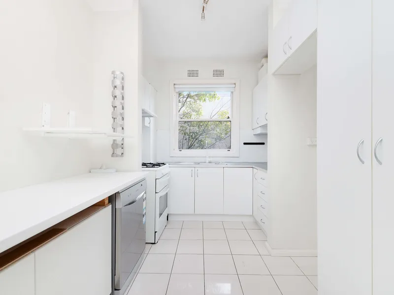 Art Deco 2 Bedroom Apartment Only Moments From Coogee Beach