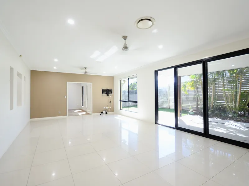 Modern style 5-bedder house for rent