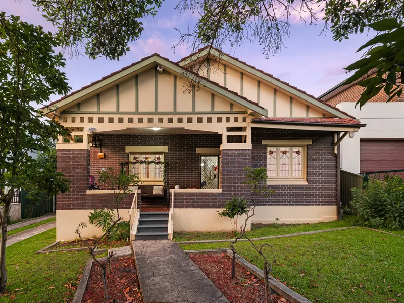 Flawlessly updated family home on a large 765sqm Golden Mile land parcel