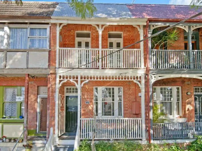 CHARMING THREE BEDROOM TERRACE!