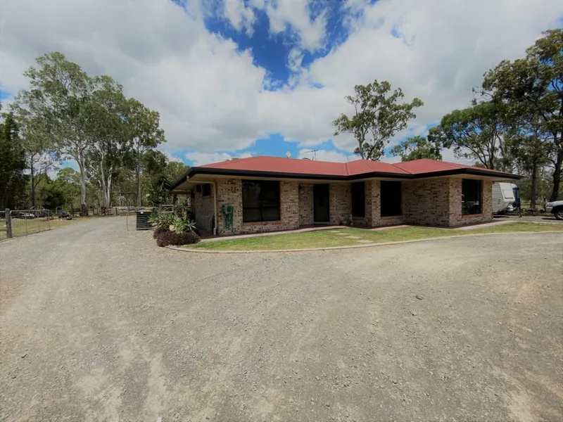 3.7ac Huge Shed & Guest Quarters only minutes to town!