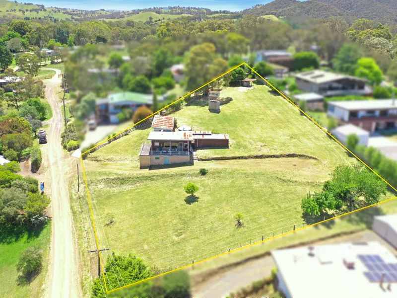 Elevated dwelling, huge views, subdivision potential
