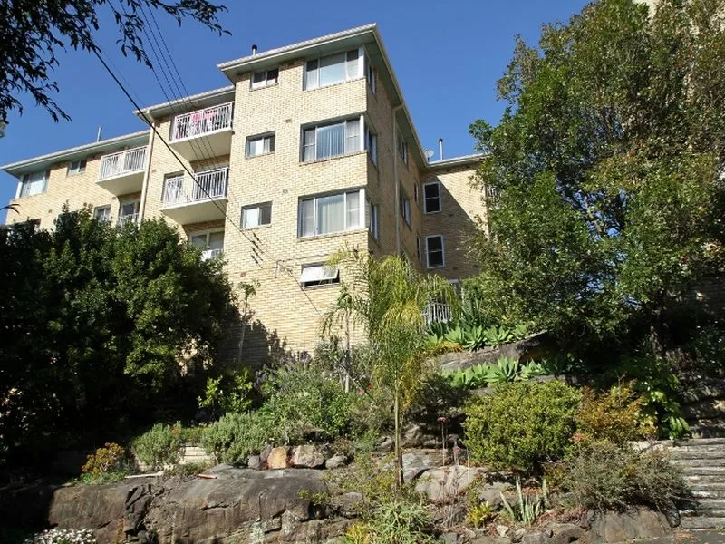 Bright and Airy 2 Bedroom Unit