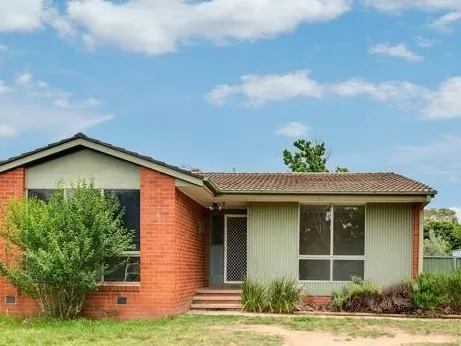 A fully Furnished house at Page with two NEW bathrooms, Extra-large, with 1.8m high fully fenced backyard.Close to page shops; bus stops. Walking