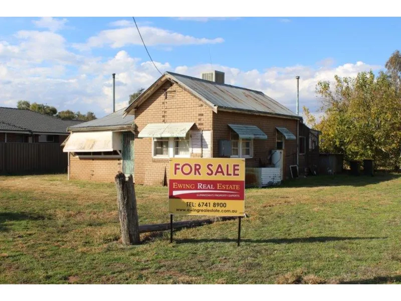 COTTAGE ON CORNER BLOCK