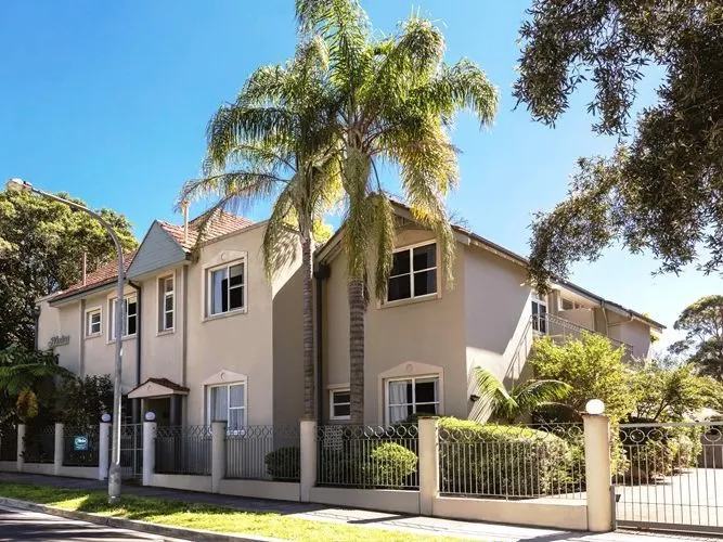 Convenient, Low-Maintenance, Idyllic Harbour-side Location coupled with Cosmopolitan Double Bay Village Lifestyle