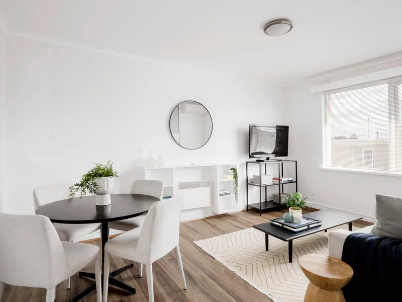 Unbeatable Hawthorn location with 2 car spaces