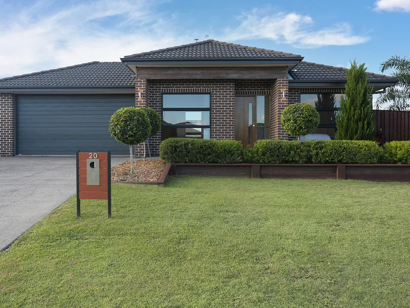 Immaculate Home + Side Access on 900m2