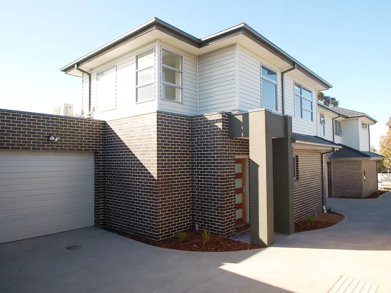 TOWNHOUSE IN GREAT LOCATION!