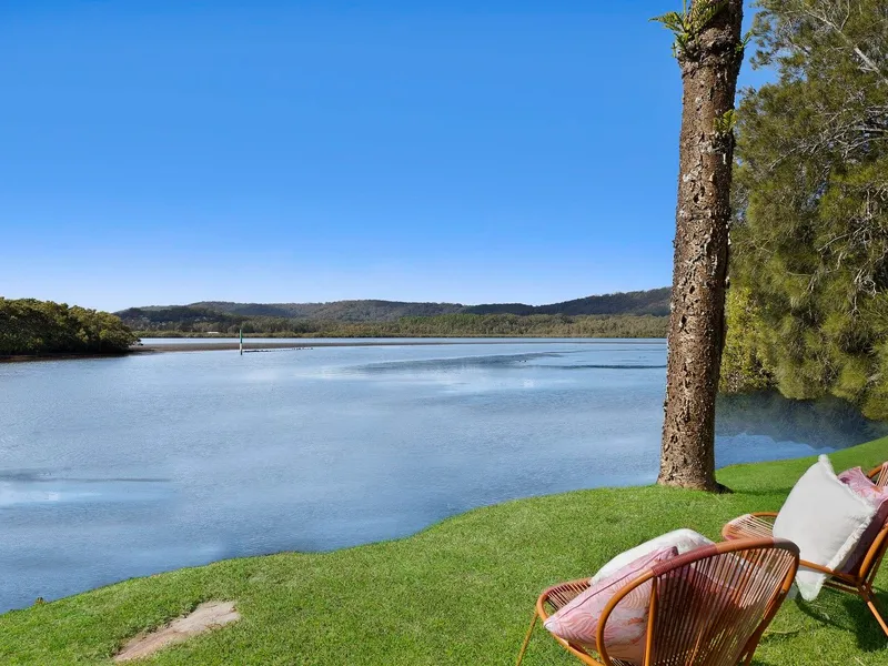 WATERSIDE VILLA IN CONVENIENT LOCATION