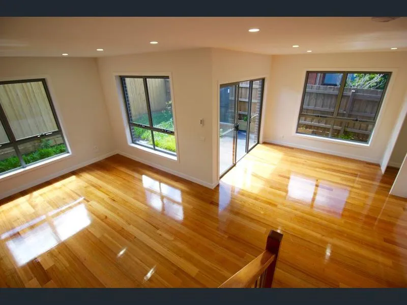 Near NEW! Very large, quality Town House with Study room, separate laundry & Courtyard **REGISTER FOR INSPECTION*