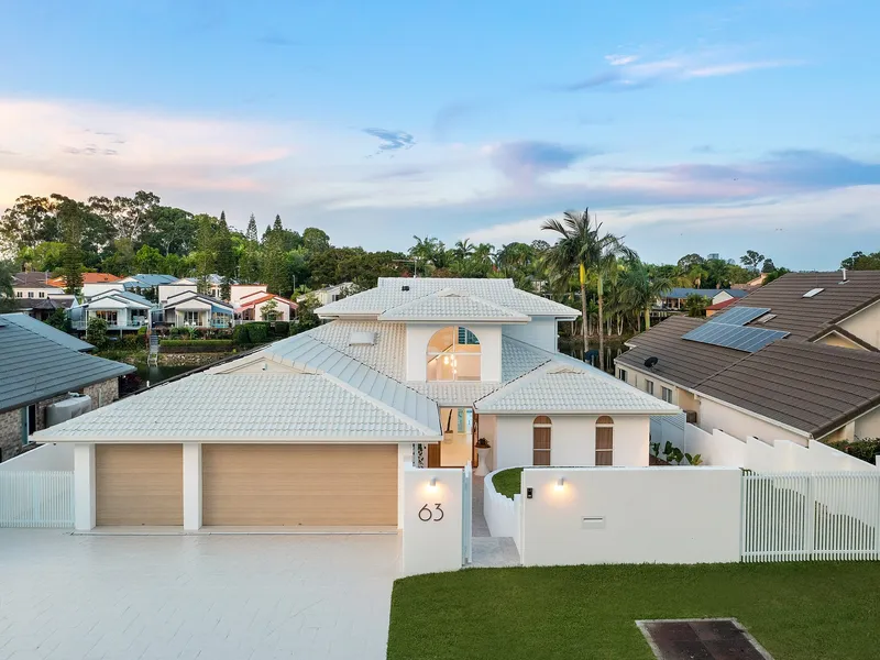 Luxury Family Home in Prime Lakefront Position