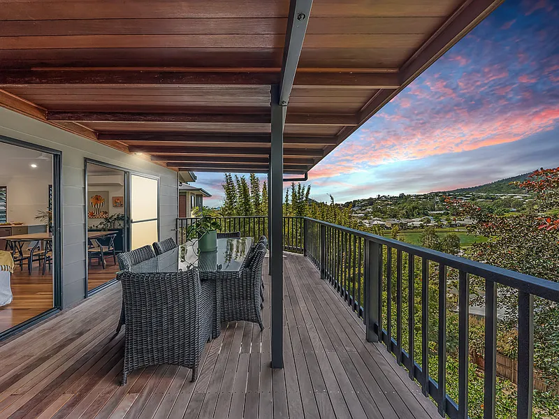 Idyllic Cannonvale Home Living