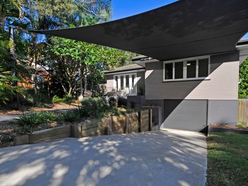 3 Large Bedrooms, 1.5 Bathrooms, 2 Living Zones, 2 Car Accomodation, 658sqm Block