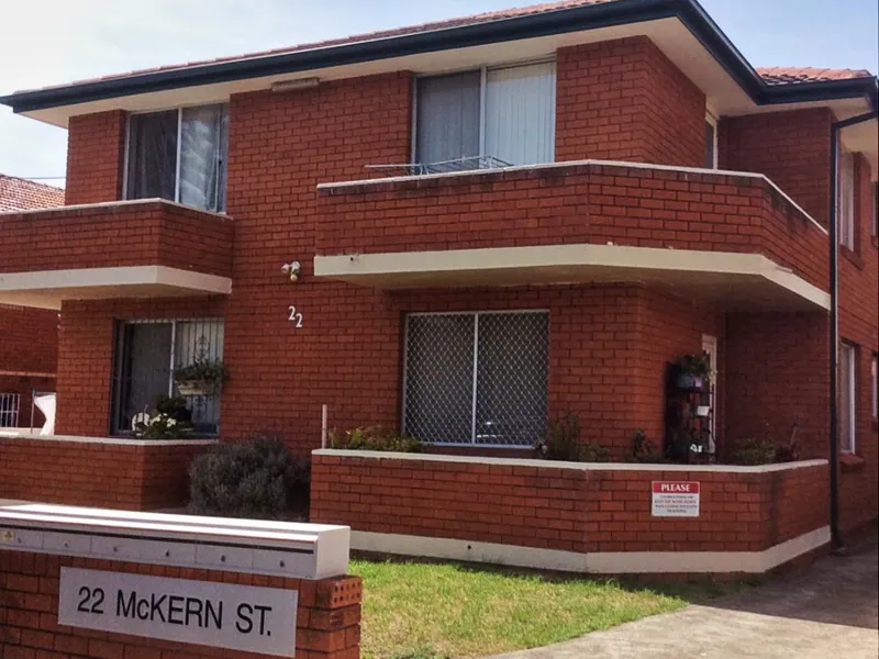Modern Top Floor 2 Bedroom Unit