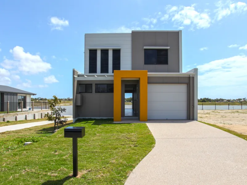 Sensational Lake Side Position