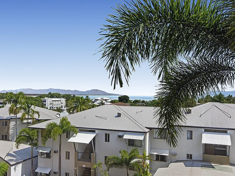 SPACIOUS CITY FRINGE UNIT WITH OCEAN VIEWS