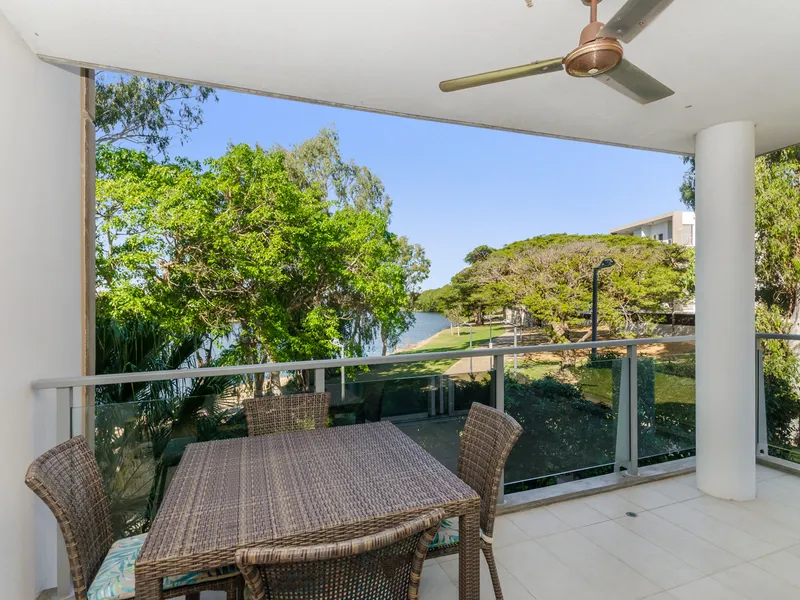 Spacious Riverfront Apartment 