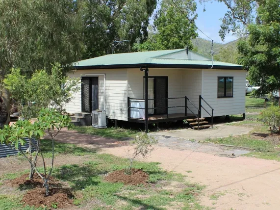 CUTE COTTAGE IN PEACEFUL SURROUNDS !