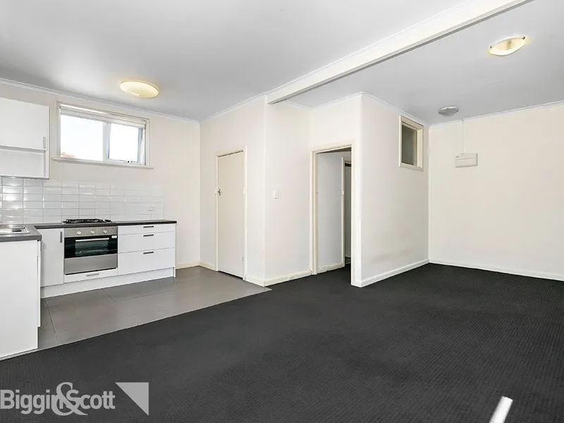Spacious First Floor Apartment With Balcony - ONE MONTH FREE RENT *
