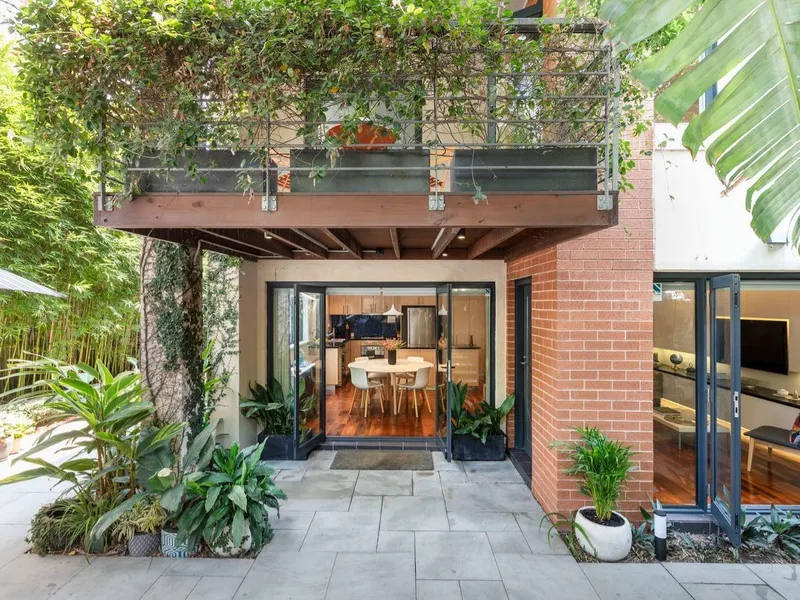 A three-level alfresco entertainer's home