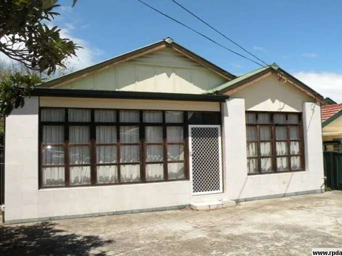 FOUR BEDROOM MODERN HOUSE - CLOSE TO SCHOOLS, STATION & SHOPS !