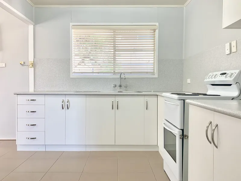 PARKSIDE LOCATION, WALKING DISTANCE TO SHOPS, SCHOOL & POOL!