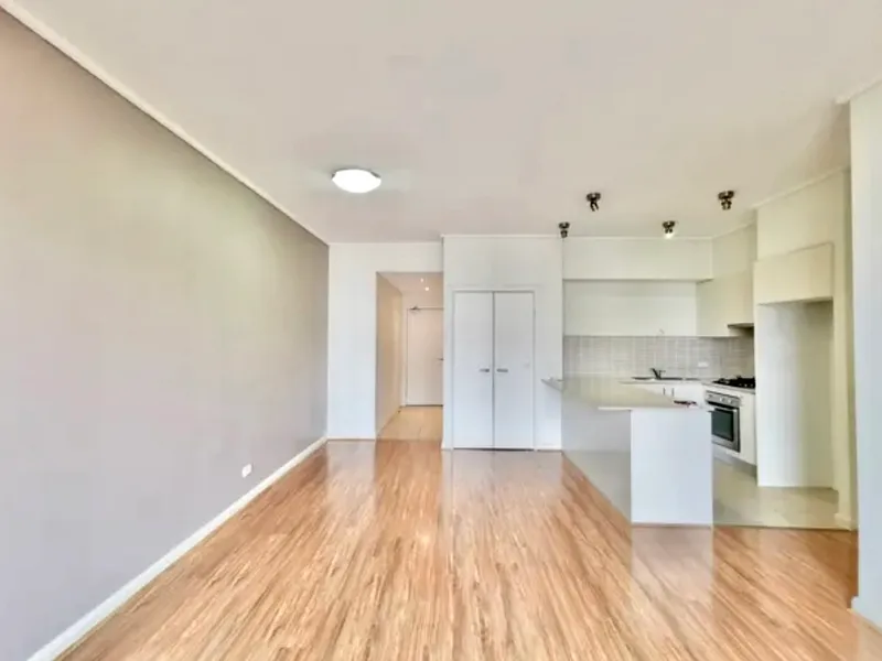 Timber Floor Throughout the Living Area & Quiet & Kitchen Island & Bathtub & Level 6(Mid-High Level)