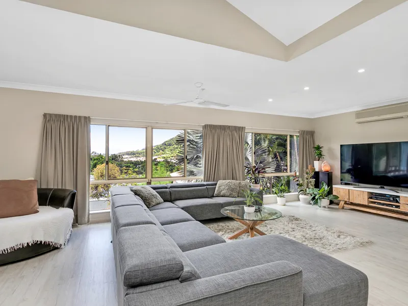 Stunning family home with beautiful views in quiet cul de sac