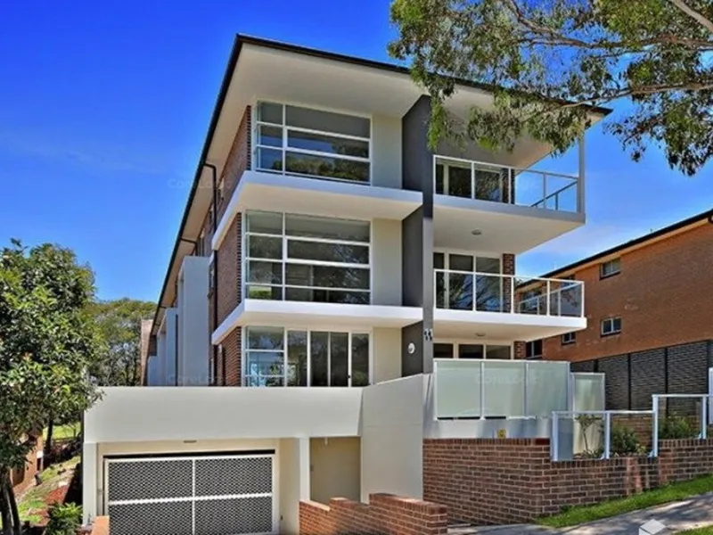 Modern Courtyard Apartment With Lock Up Garage!