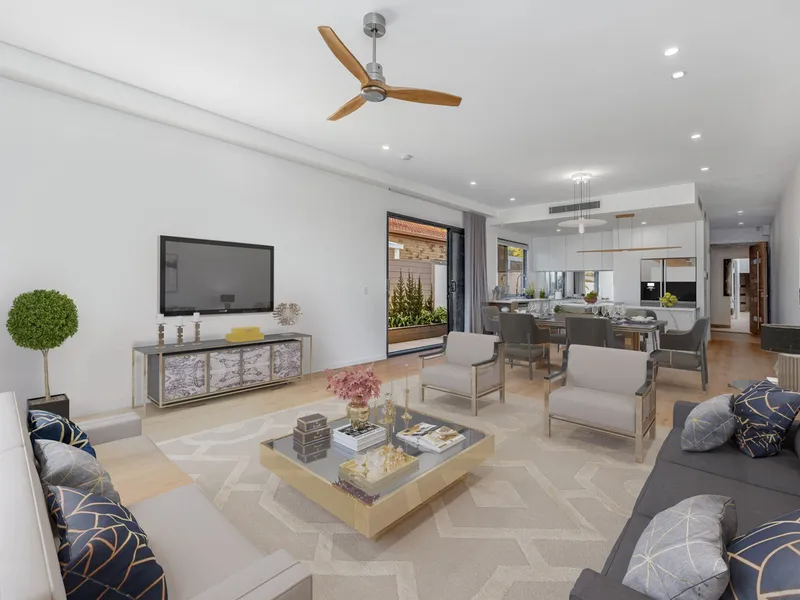 Meticulously Crafted Terrace In Waterfront Location