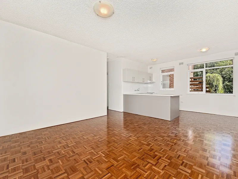 Bright & Spacious - Moments From Summer Hill Village