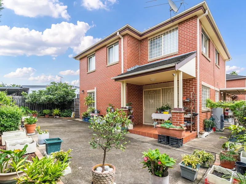 SOLID AND SPACIOUS FULL BRICK DUPLEX - 950M TO THE STATION  - OPEN TO VIEW THURSDAY 6.15PM - 6.45PM AND SATURDAY 11-11.30AM