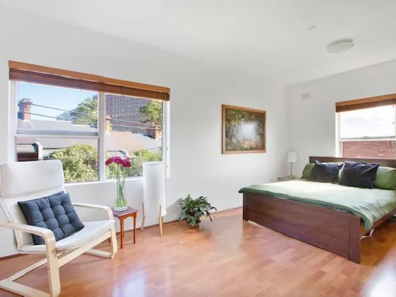 SUNNY NORTH FACING ELEVATED APARTMENT