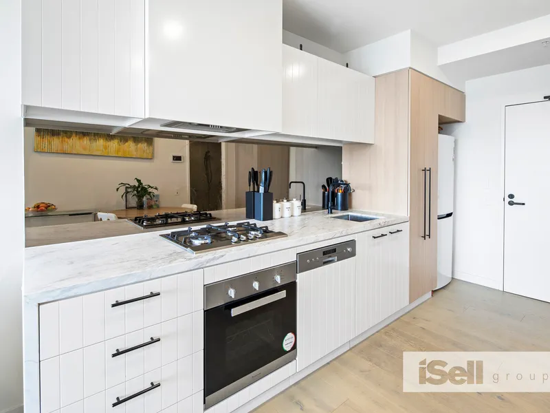 RESORT STYLE LIVING IN EXCLUSIVE M-CITY COMPLEX!